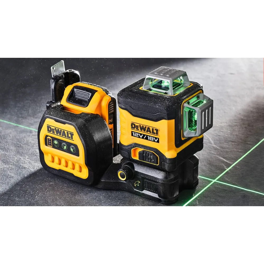 Pildil on näha erekollane ja must DeWalt ristlaser, mis projitseerib rohelisi lasereid.