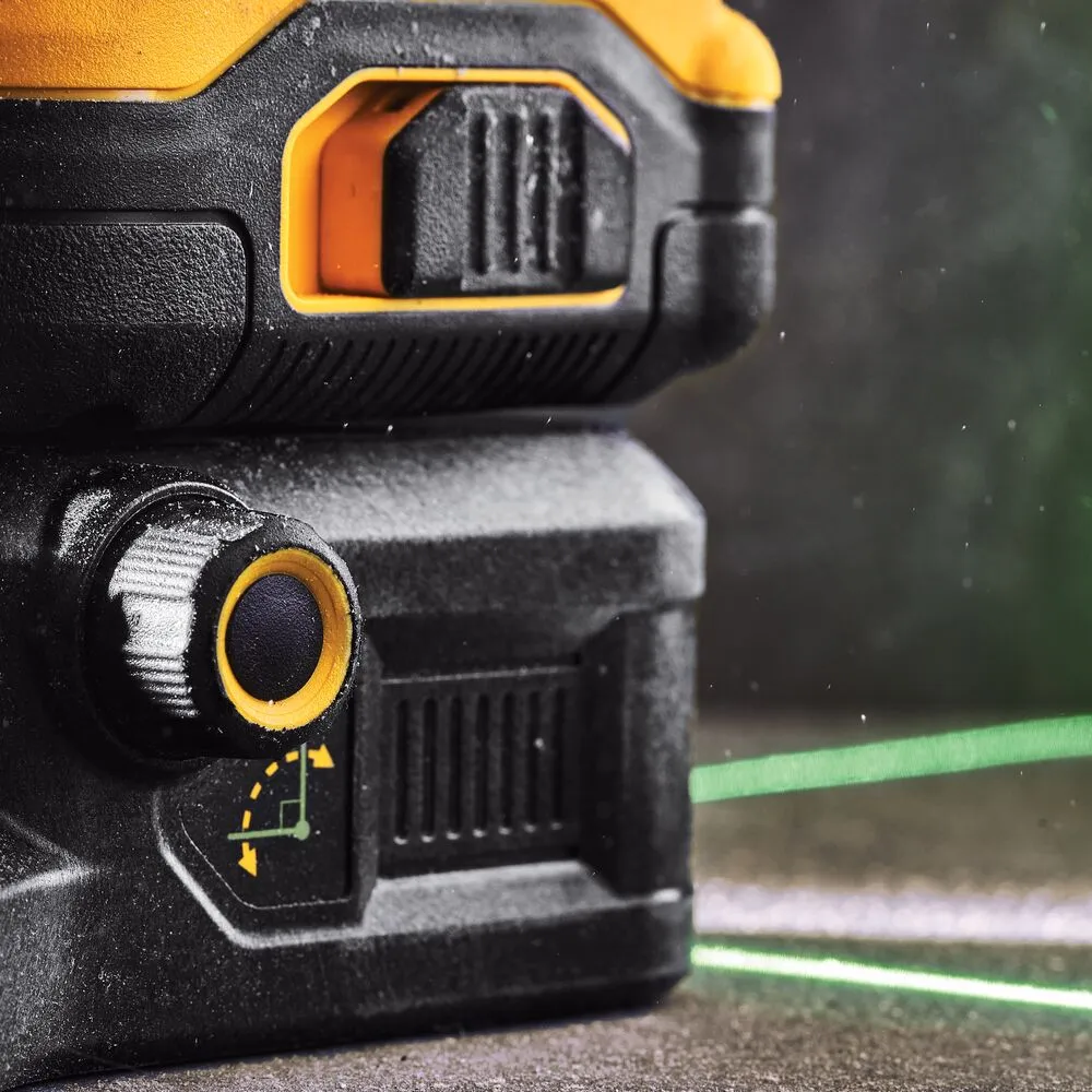 Pildil on kujutatud DeWalt DCE089D1G18 ristlaser, millel on näha osa mustast ja kollasest korpusest, reguleerimisnupp...