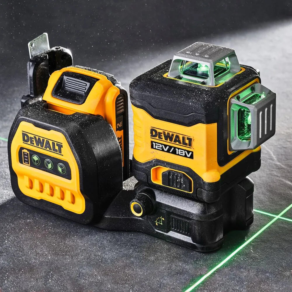 Pildil on DeWalt ristlaser DCE089D1G18, millelt kiirguvad rohelised laserjooned.