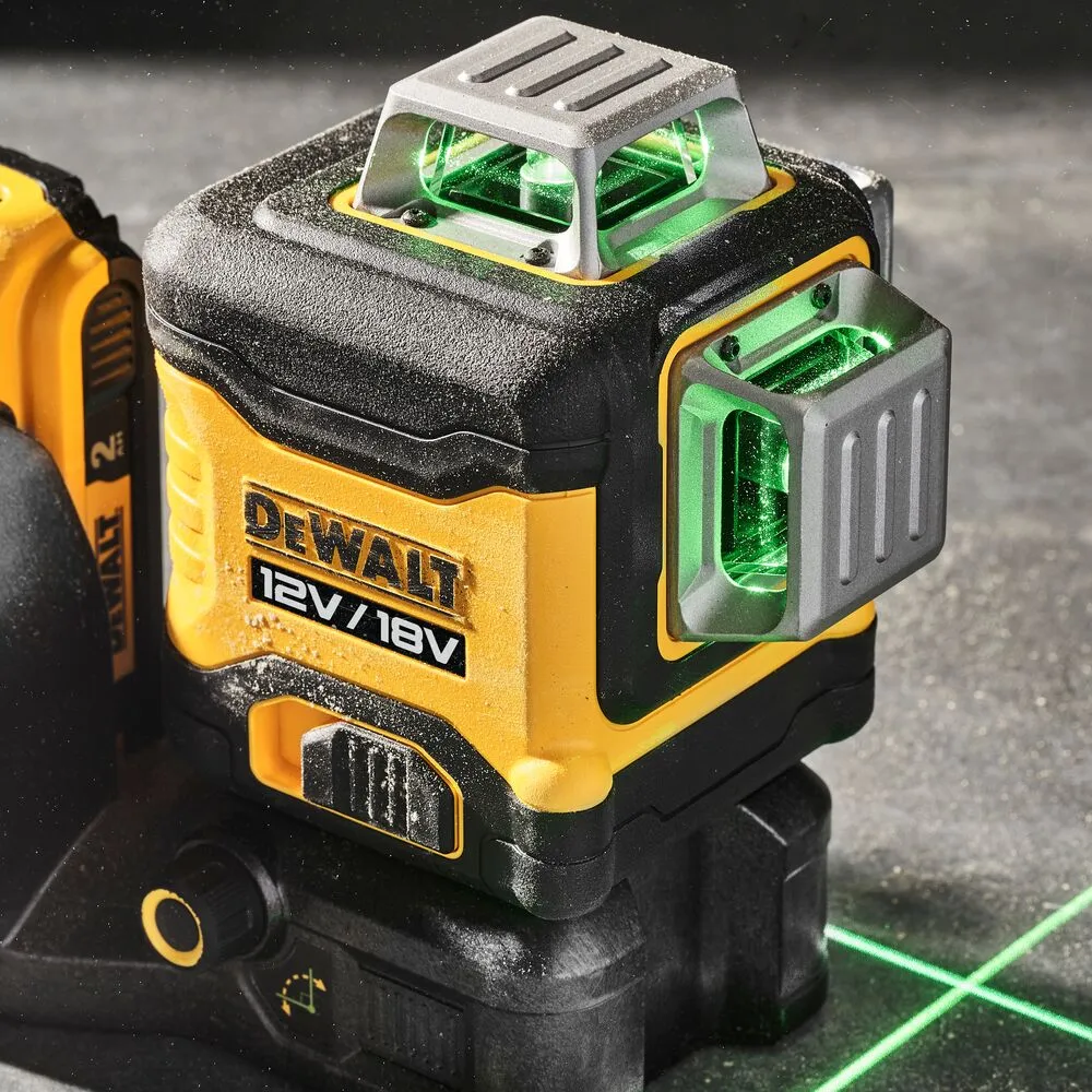 Pildil on näha DeWalt ristlaser DCE089NG18, millel on sisse lülitatud rohelised laserjooned.