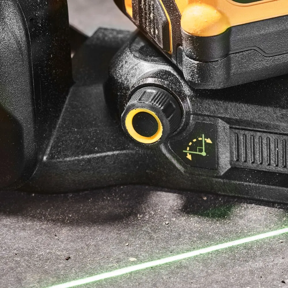 Pildil on näha DeWalt ristlaseri DCE089NG18 detail, mis annab välja rohelise laserjoone.
