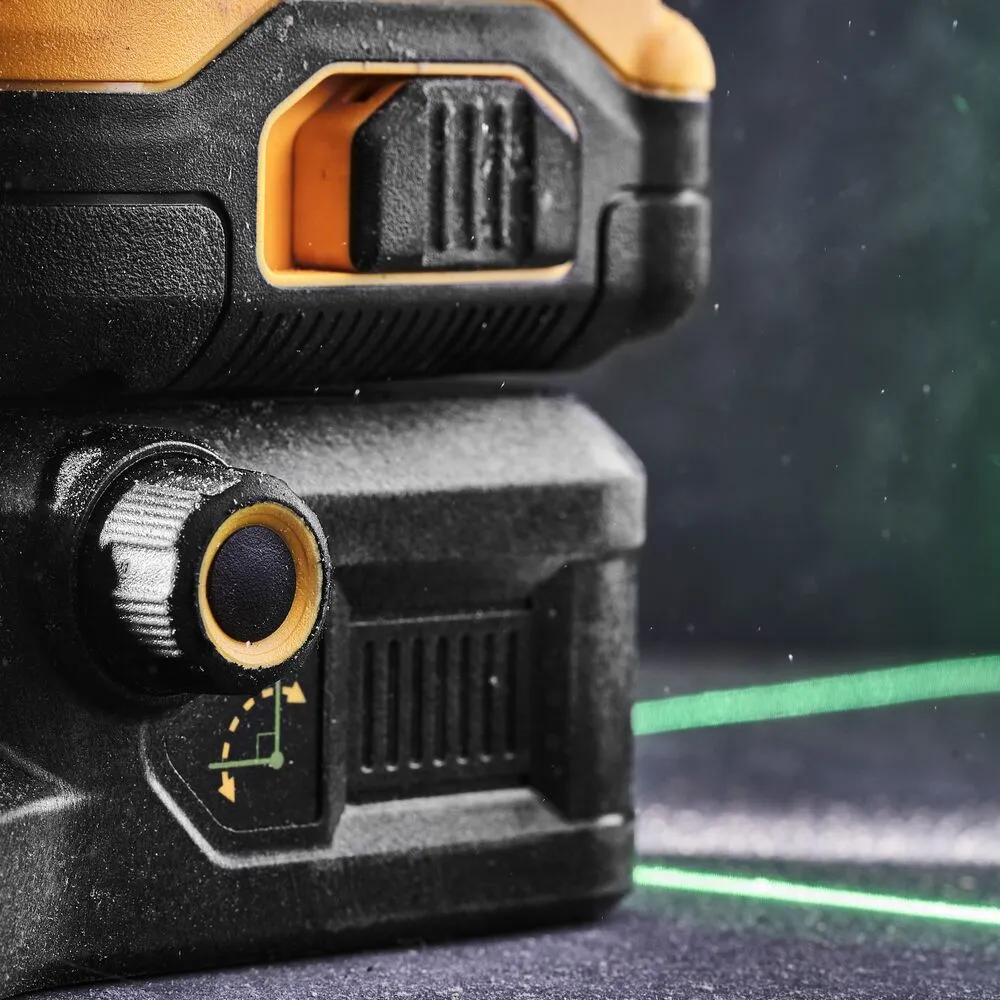 Sellel tootefotol on kujutatud DeWalt ristlaser DCE089NG18, millel paistavad rohelised laserkiired ja kollane nupp.