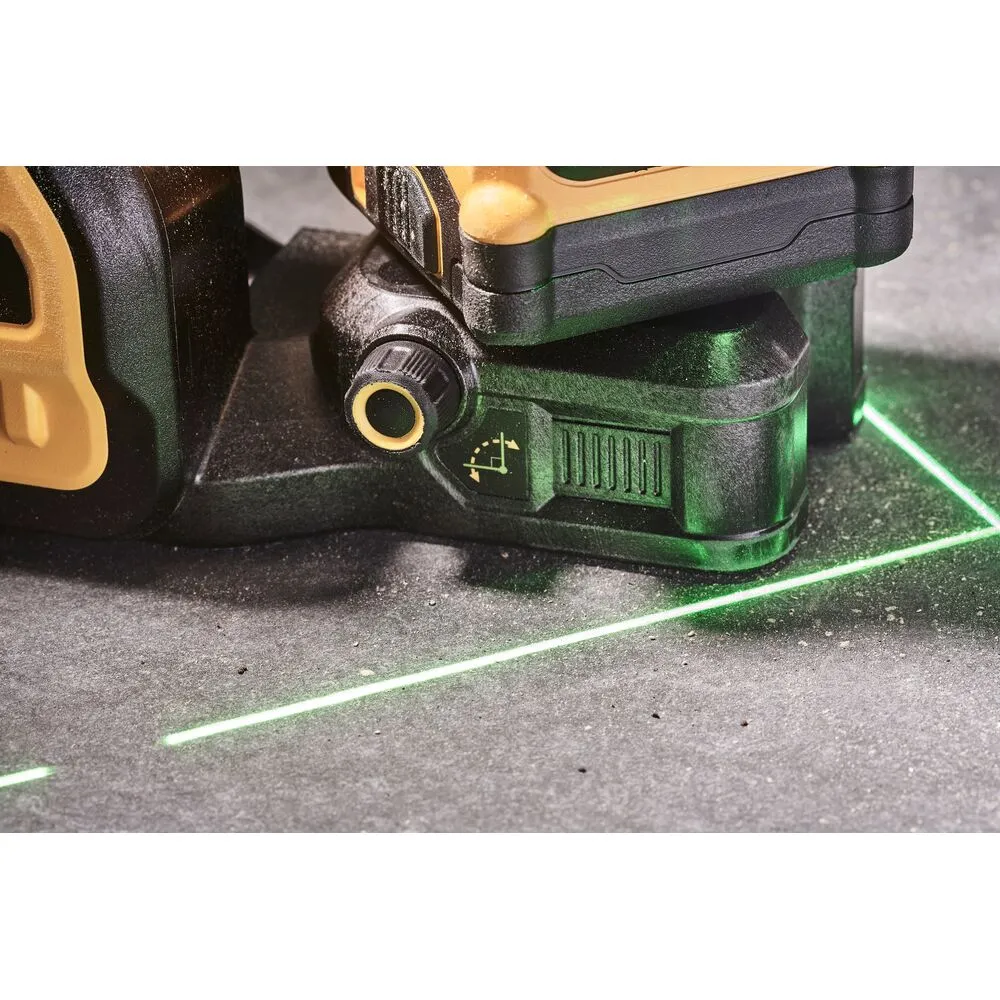 Pildil on Dewalt ristlaser, mis projitseerib rohelisi laserjooni.