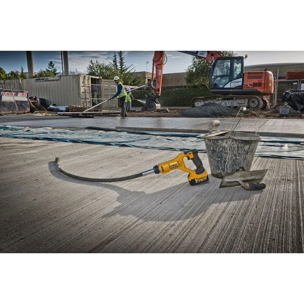 Pildil on näha DeWalt DCE531N nuivibraator, mida kasutatakse töömaal betooni töötlemiseks.