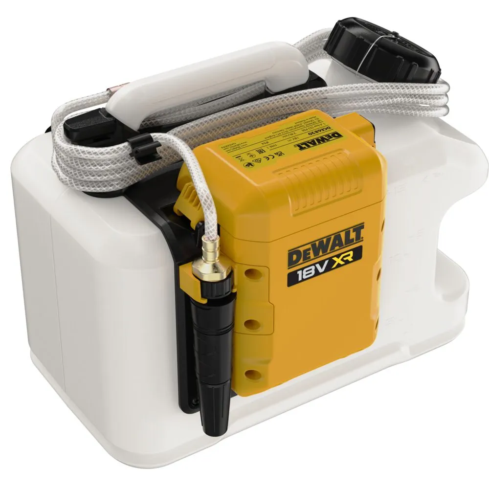 Pildil on näha DeWalt akutoitel pumbaga veepaak DCE6820N, millel on kollane akuseade ja valge paak koos vooliku ja...