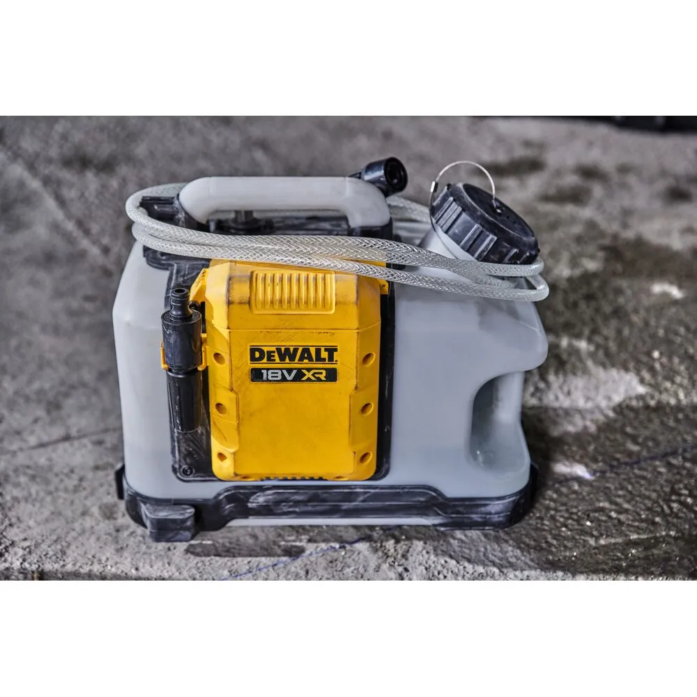 Pildil on näha DeWalt akutoitel pumbaga veepaak DCE6820N.