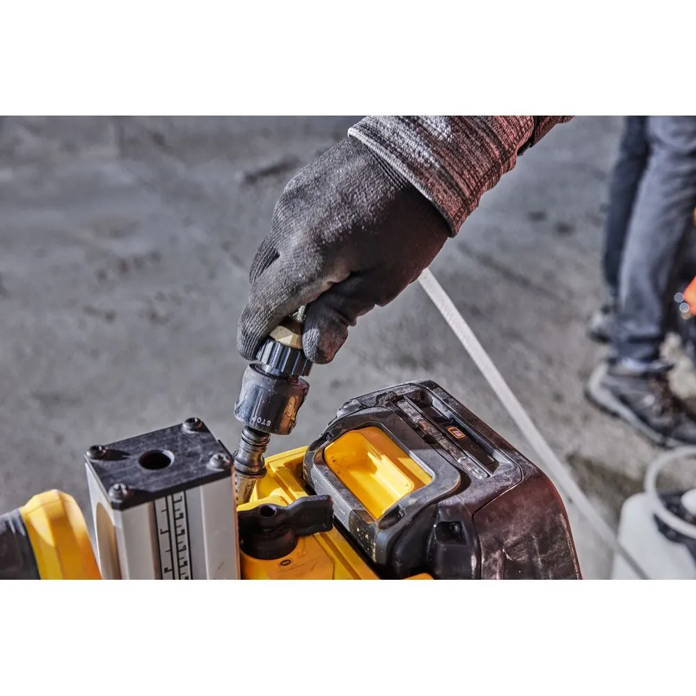 See tootepilt näitab lähedalt DeWalt akutoitel pumbaga veepaaki, mille külge ühendatakse voolikut.