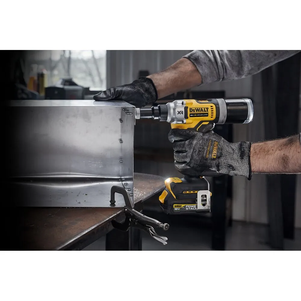 Pildil on DeWalt akutoitel needipüstol, millega mees kinnitab detailile neete.