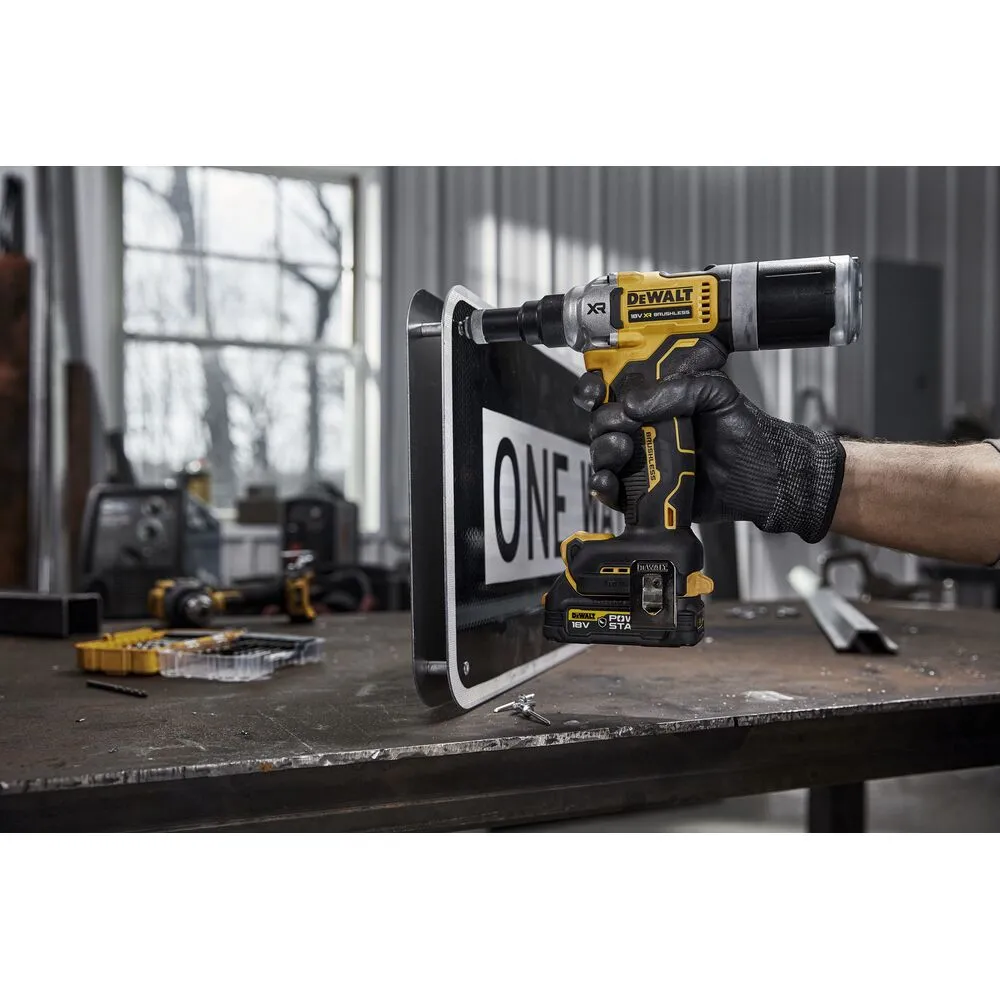 Pildil on näha DeWalt akutoitel needipüstol, millega kinnitatakse märk.