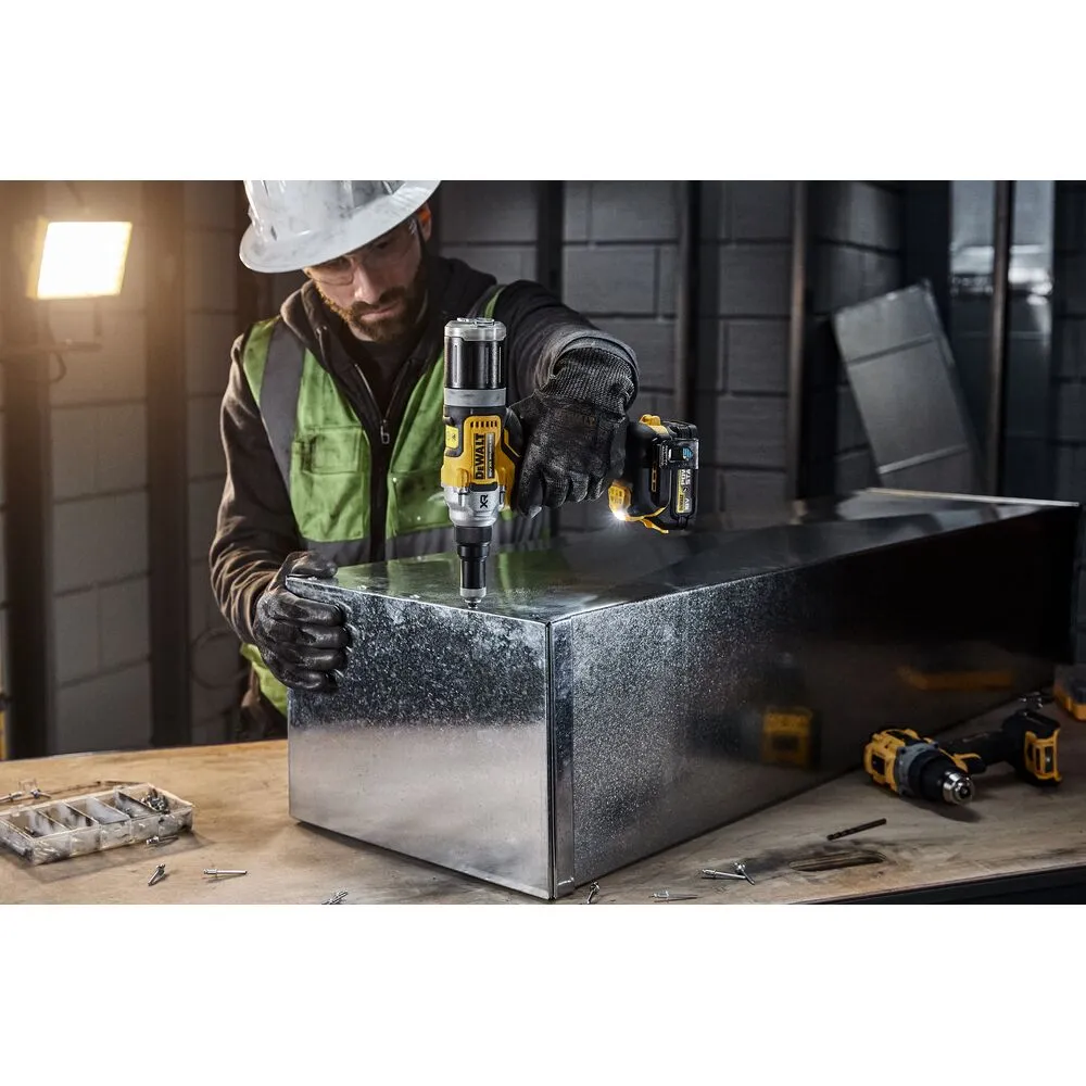 Pildil on DeWalt akutoitel needipüstol DCF414NT, mida kasutatakse metallkarbi kokku panemiseks.