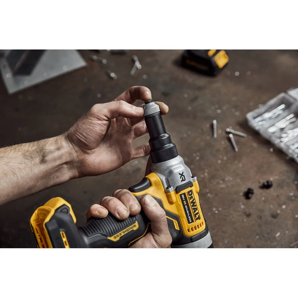 Pildil on DeWalt akutoitel needipüstol, mida inimene hoiab ja reguleerib.