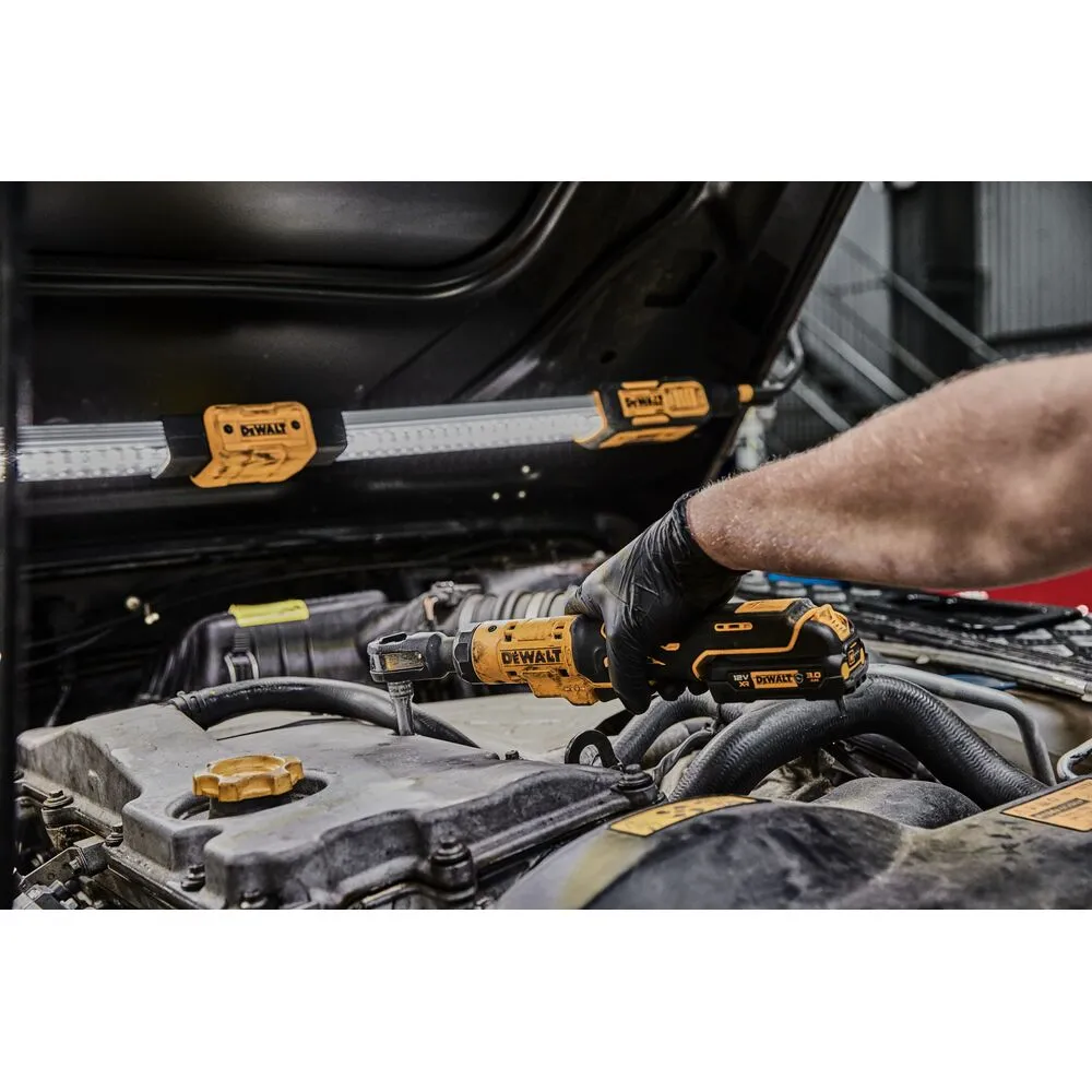 Pildil on DeWalt akunarre 3/8" DCF503L1G, mida kasutatakse mootoriruumi juures.
