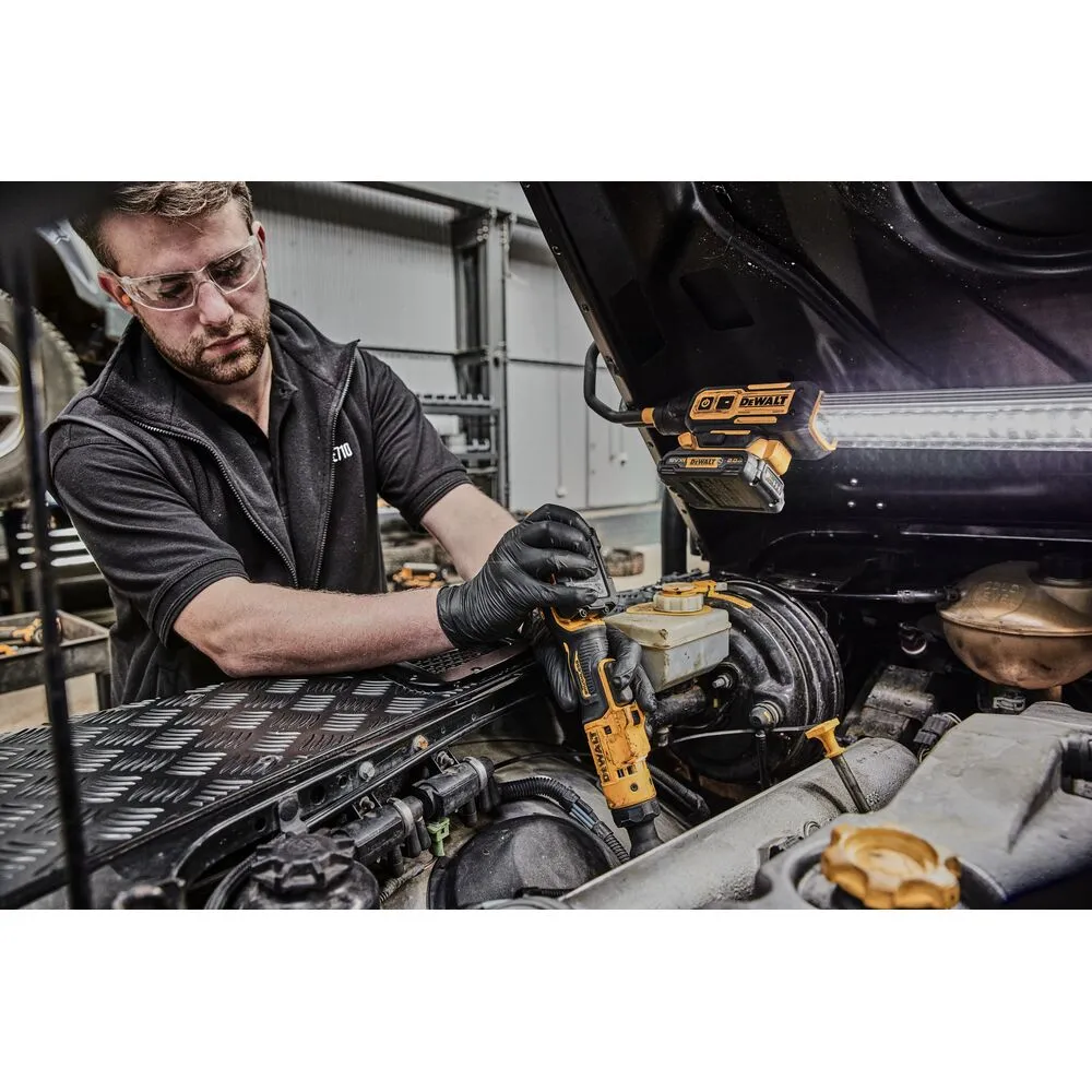 Pildil on mees, kes kasutab oma autot parandades DeWalt 18V akutoitel lae- ja mutrikeerajat.