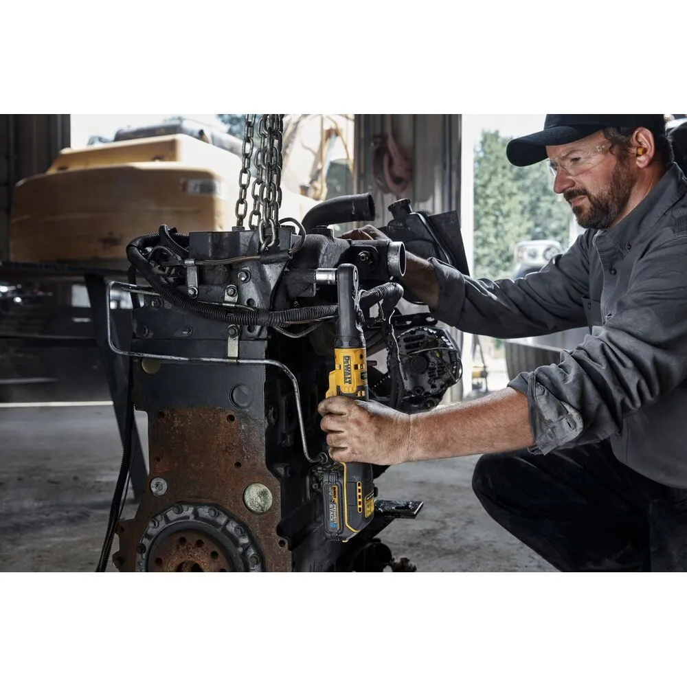 Pildil on mees, kes kasutab DeWalt akutööriista DCF510E2G mootori juures.