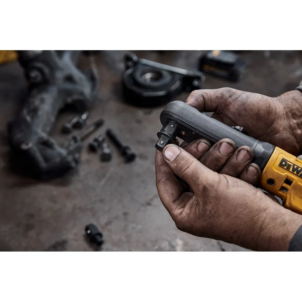 Pildil on DeWalt DCF510E2G akutoitel töötav nart, mida hoitakse mustade käte vahel, lisaks selle küljes on ka adapter.
