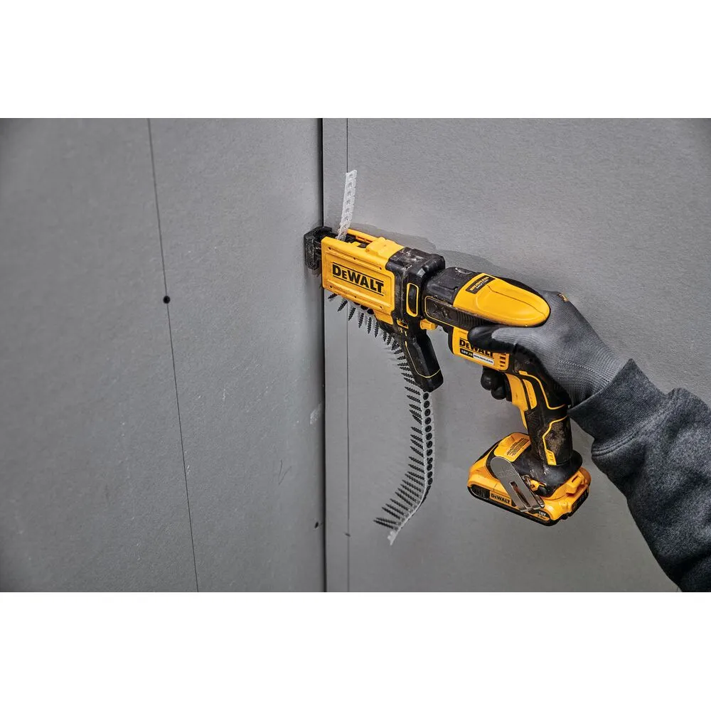 Pildil on DeWalt lindil kruvide etteande magasin, mis on kinnitatud elektritööriista külge ja mida kasutatakse...
