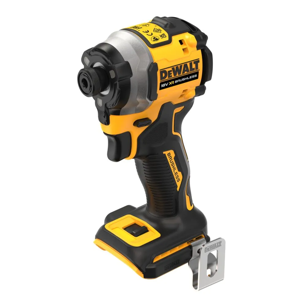 Pildil on DeWalt'i kollase ja musta värvi akulöökkruvikeeraja, millel on küljes metallist kinnitusklamber.