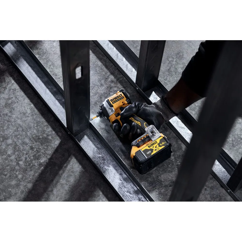 Pildil on DeWalt akulöökkruvikeeraja DCF850N, mida kasutatakse metallkonstruktsiooni kruvide keeramiseks, näidates seadme...