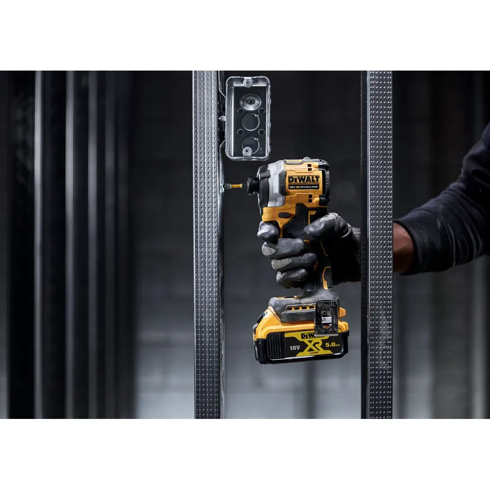 Pildil on DeWalt akulöökkruvikeeraja DCF850N, mida kasutatakse kinnitusdetaili paigaldamiseks metallkarkassi külge, samal...