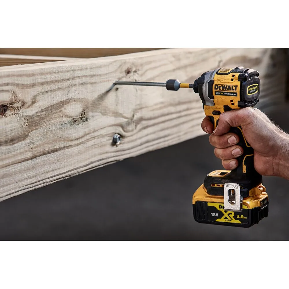 Pildil on DeWalt akulöökkruvikeeraja, mis on kinnitatud puidutükki kruviga.