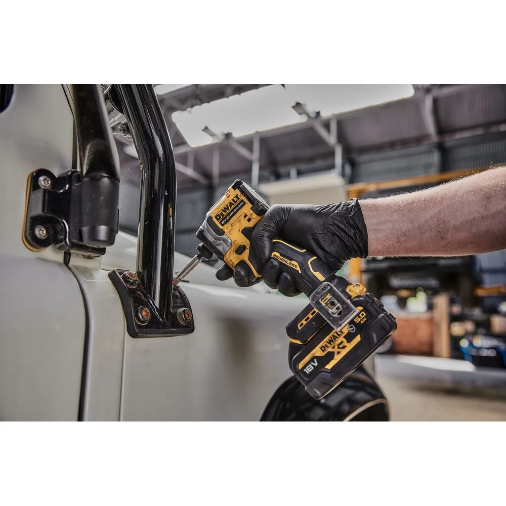 Pildil on DeWalt akulöökkruvikeeraja DCF850N, mida kasutatakse kruvi kinni keeramiseks, ning see on pildil koos akuga.