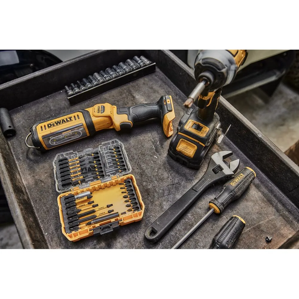 Pildil on DeWalt akulöökkruvikeeraja DCF850N, koos teiste DeWalt tööriistadega nagu kruvikeerajad, mutrivõti ja...