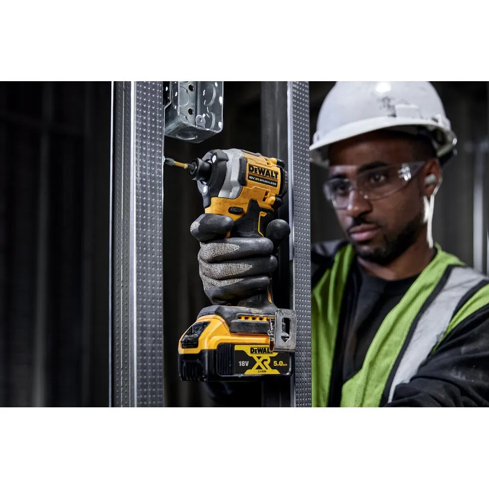 Pildil on DeWalt akulöökkruvikeeraja DCF850P2T, mida kasutatakse metallkonstruktsiooni kruvidega kinnitamiseks, samal...
