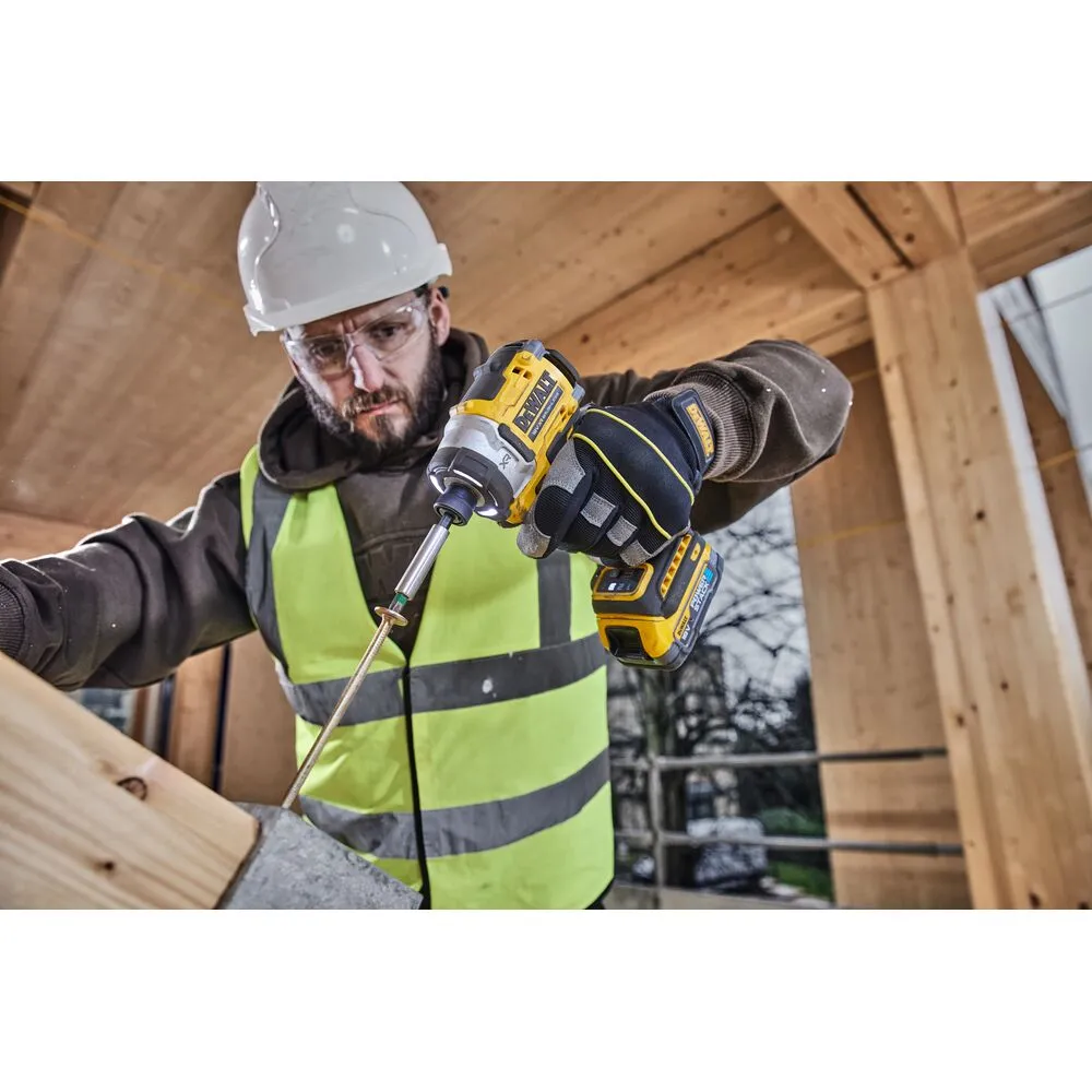 Pildil on mees tööprotsessis ja hoiab käes kollast Dewalt löökkruvikeerajat DCF860E2T, millega ta puurib kruvi.