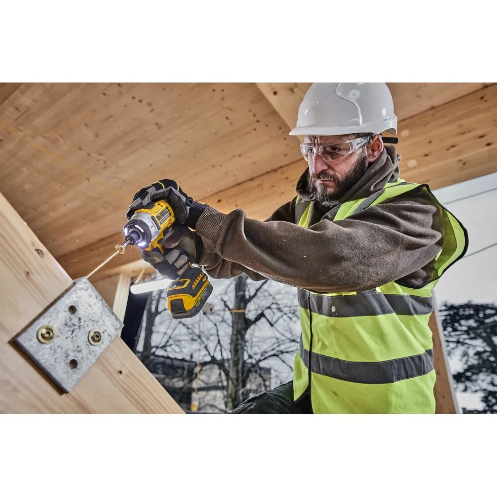 Pildil on Dewalt löökkruvikeeraja DCF860E2T, mida kasutab töömees ehitusplatsil puitkonstruktsiooni kokku keeramiseks.