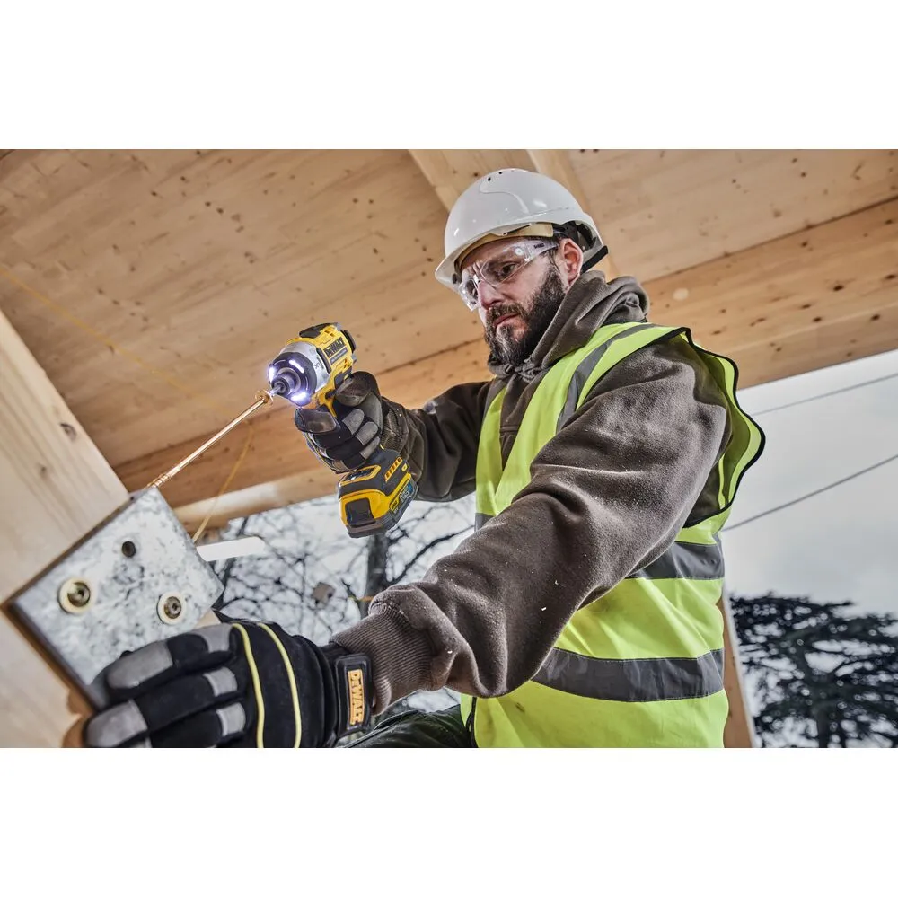 Pildil on töölmees, kes kasutab oma töös Dewalt löökkruvikeerajat DCF860E2T.