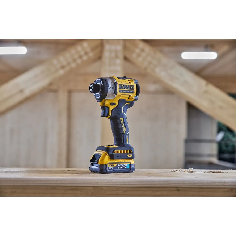 Pildil on Dewalt DCF860E2T löökkruvikeeraja koos aku ja laadijaga puidust töölaual.