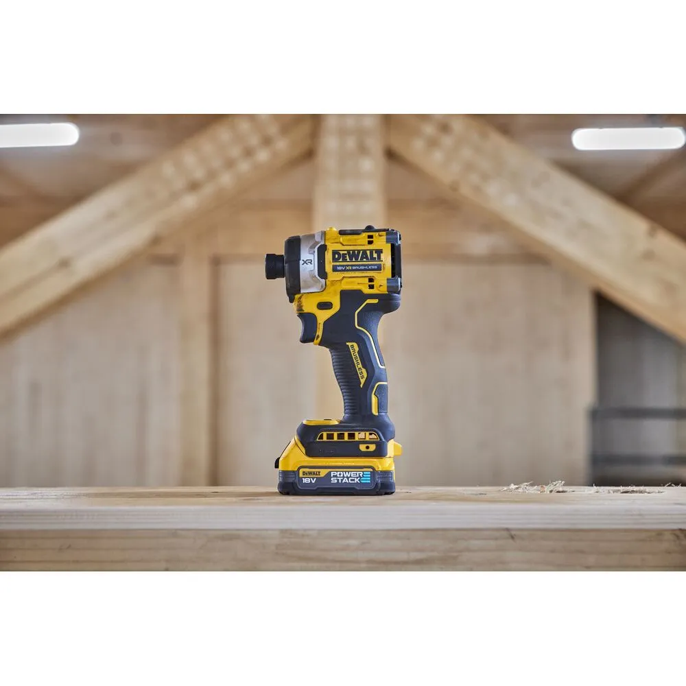 Pildil on kujutatud Dewalt löökkruvikeeraja DCF860E2T, mis asub puidust laual ehitusplatsil.