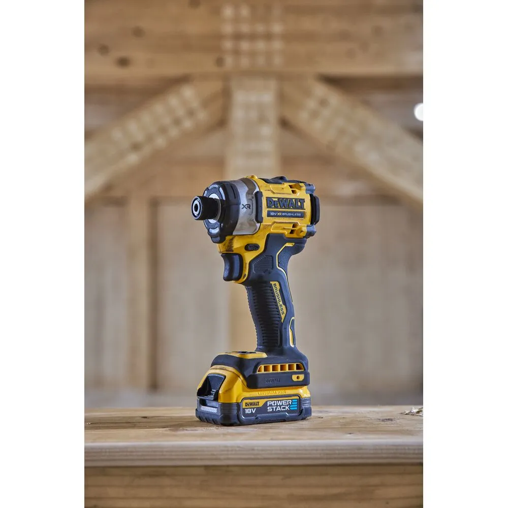 Pildil on Dewalt löökkruvikeeraja DCF860E2T, millel on kollane ja must värvilahendus ning Power Stack aku.