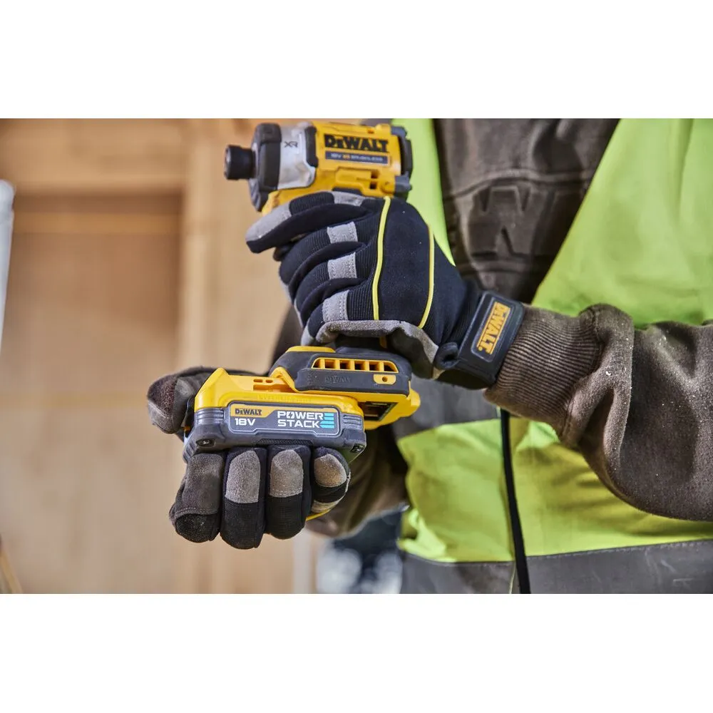 Pildil on näha mees, kes hoiab käes kollast Dewalt löök-kruvikeerajat koos aku ja riietusega.