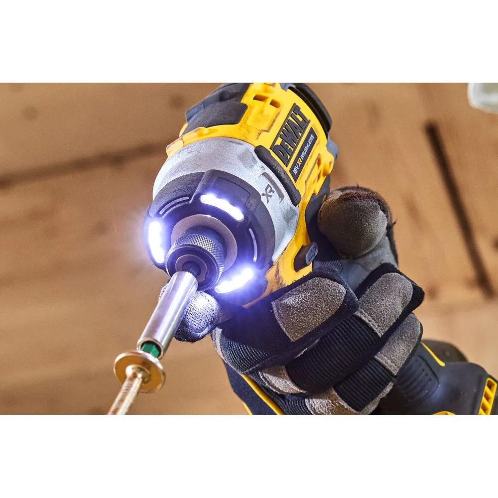 Pildil on näha Dewalt löökkruvikeeraja DCF860E2T, mida hoiab käes töökindaga inimene, pildil on näha ka kruvi.