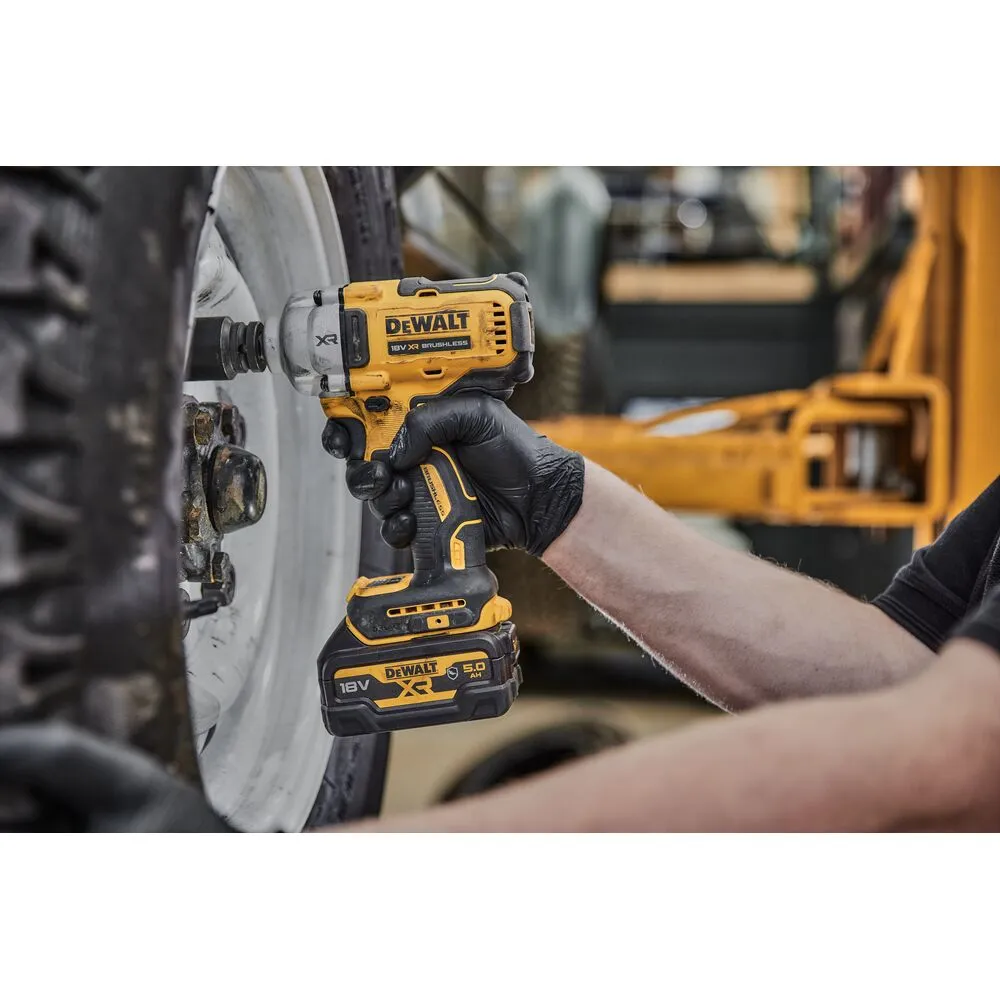 Pildil on näha DeWalt akulöökmutrikeeraja, mida kasutatakse ratta poldi lahti keeramiseks.