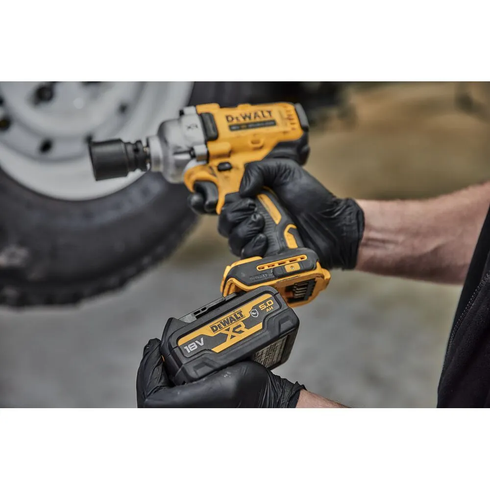 Pildil on näha DeWalt akulöökmutrikeerajat DCF891P2G koos akuga käes.
