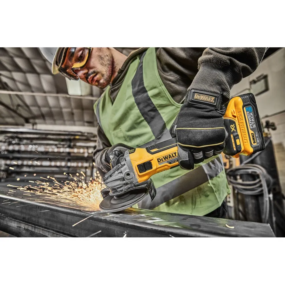 Pildil on näha töömees, kes kasutab Dewalt akutööriista DCG405H2T, millega ta lihvib metalli.
