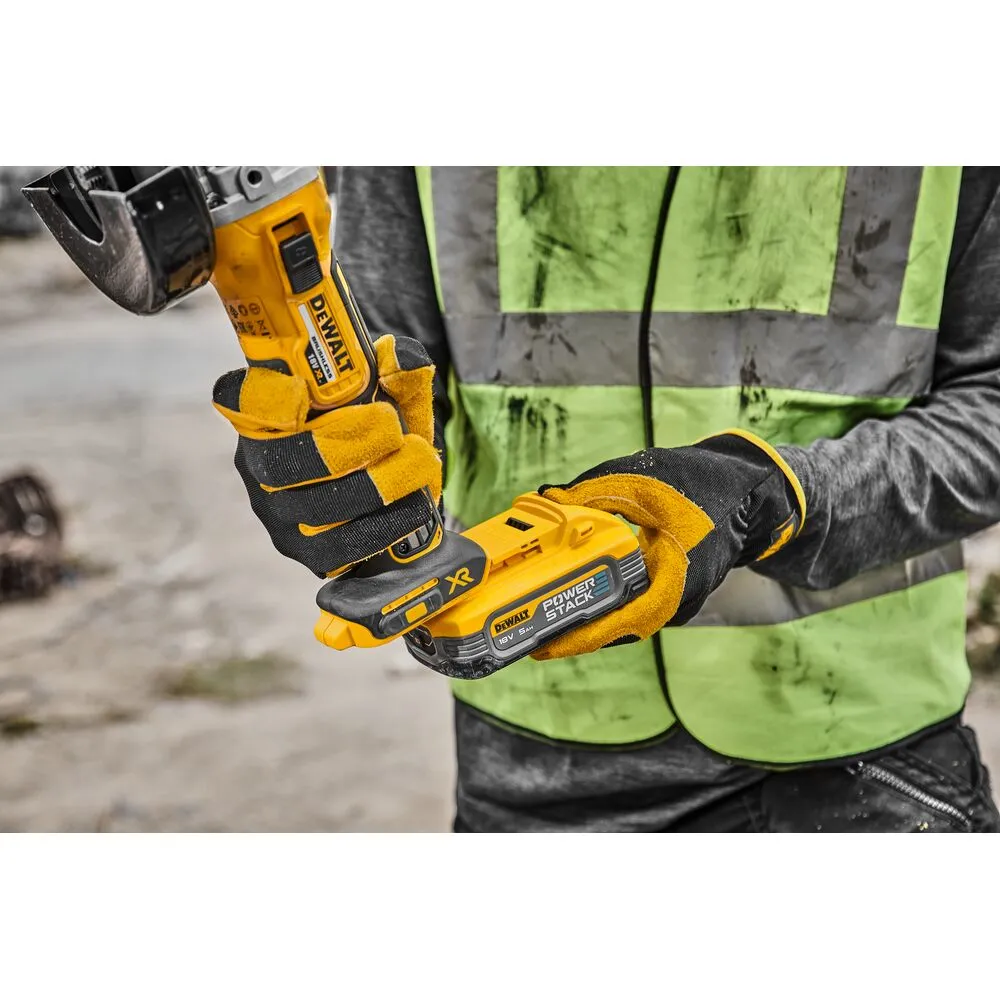 Pildil on Dewalt akutööriistade komplekt, milles on akuga nurklihvija ja akud.