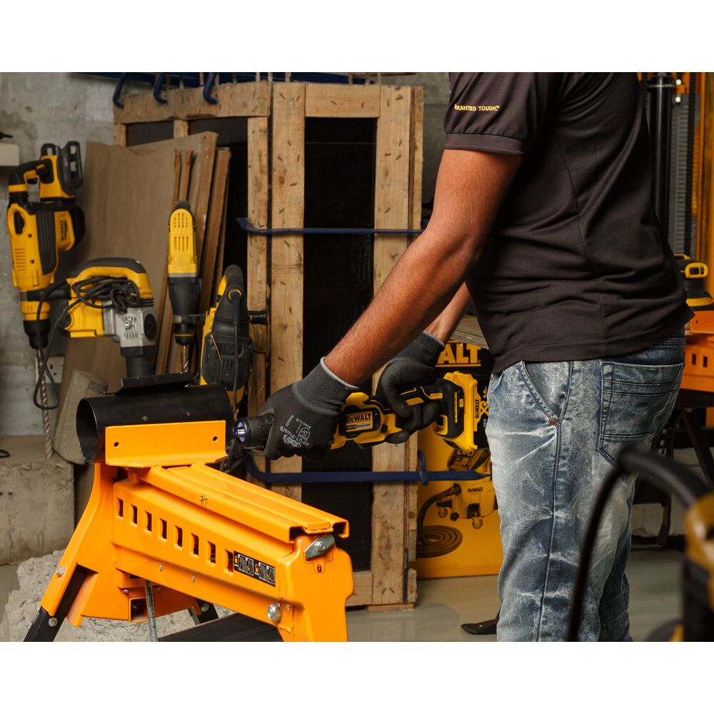 DeWalt DCG426P2 Battery Angle Grinder