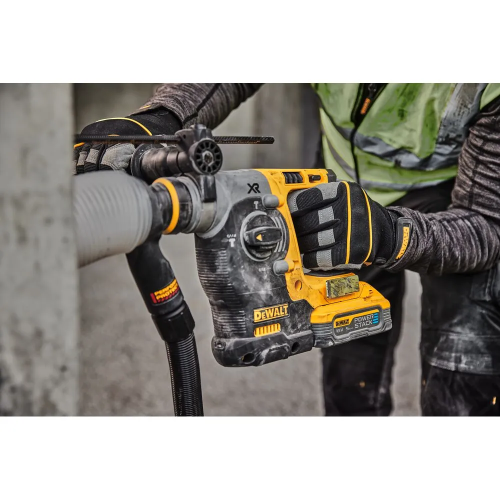 Pildil on näha DeWalt akupuurvasar DCH273H2T, mida kasutab töömees töökindaid ja tööriietust kandes.