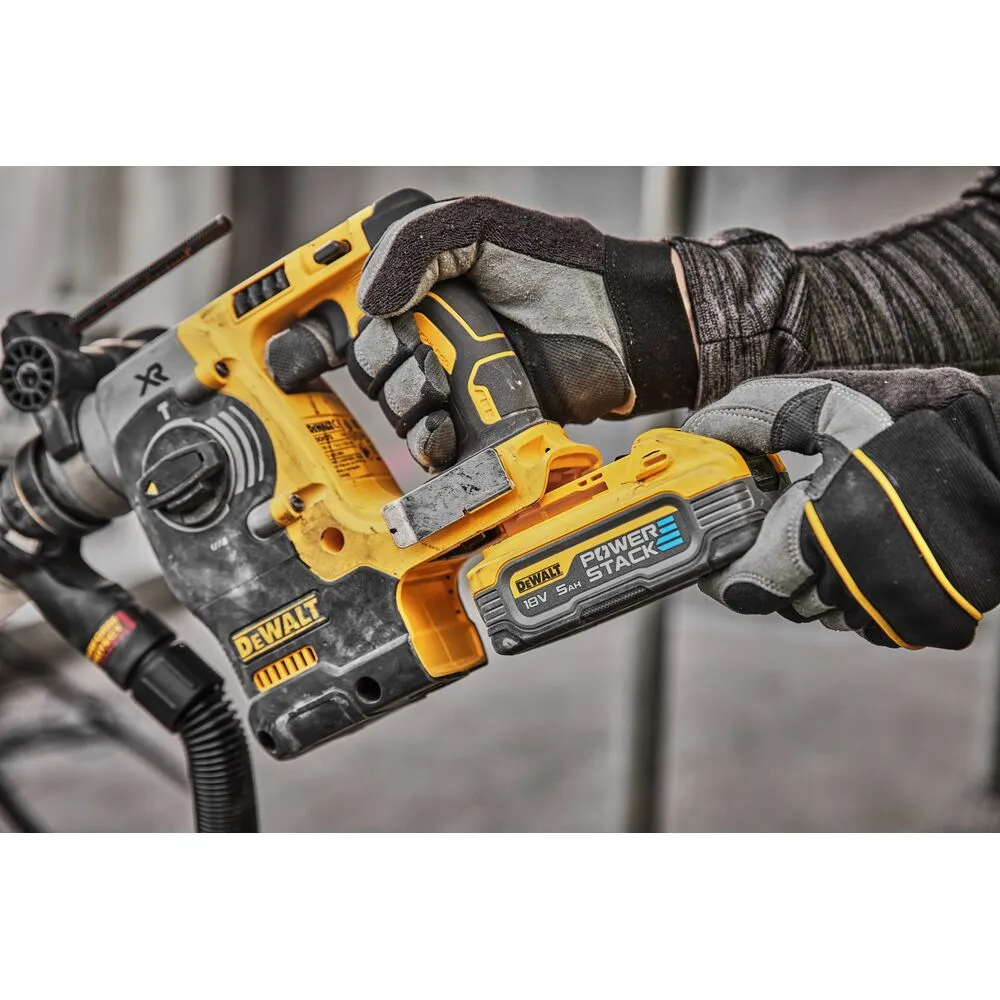 Pildil on DeWalt akupuurvasar DCH273H2T, mida hoiab inimene töökindaga.