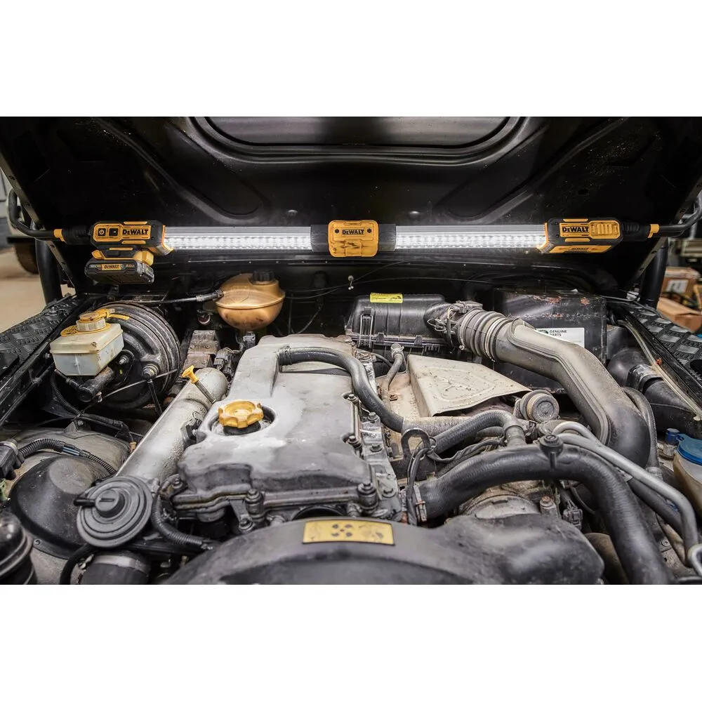 Pildil on näha Dewalt kapotialune led-valgusti DCL045, mis on paigaldatud auto mootoriruumi, et seda paremini valgustada.