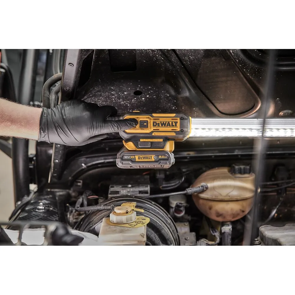 Pildil on Dewalt kapotialune led-valgusti DCL045, mida hoitakse käes ja asetatakse auto mootoriruumi alla.