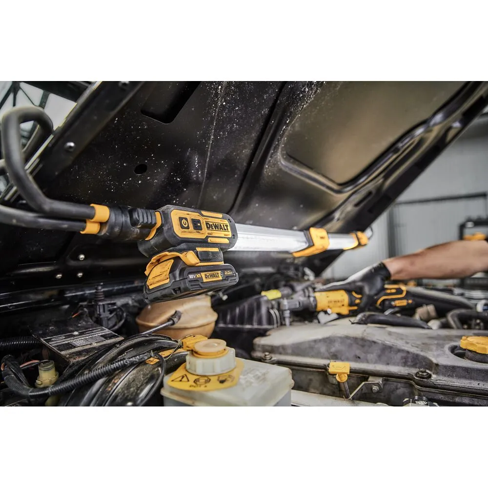 Pildil on näha Dewalt kapotialune LED-valgusti DCL045, mis on paigaldatud auto mootoriruumi.