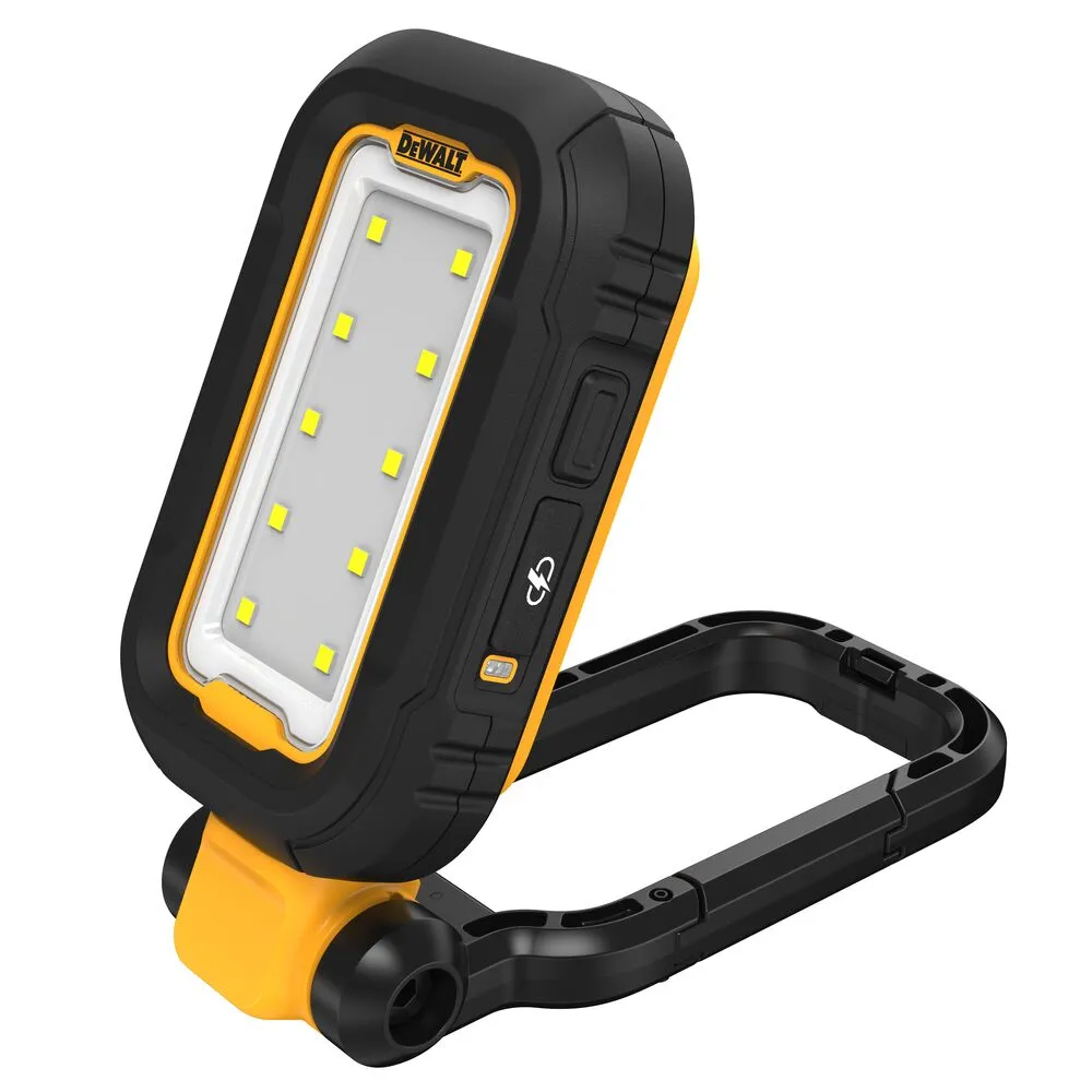 Pildil on DeWalt laetav USB-C LED töövalgusti, millel on must ja kollane korpus ning eredalt valgustav paneel.