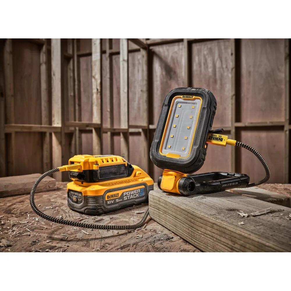 Pildil on näha DeWalt laetav USB-C LED töövalgusti koos akuga.