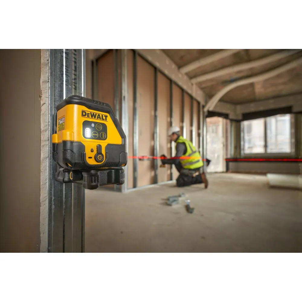 Pildil on näha DeWalt ristlaser DCLE14201RB, mida kasutab ehitusplatsil töömees.
