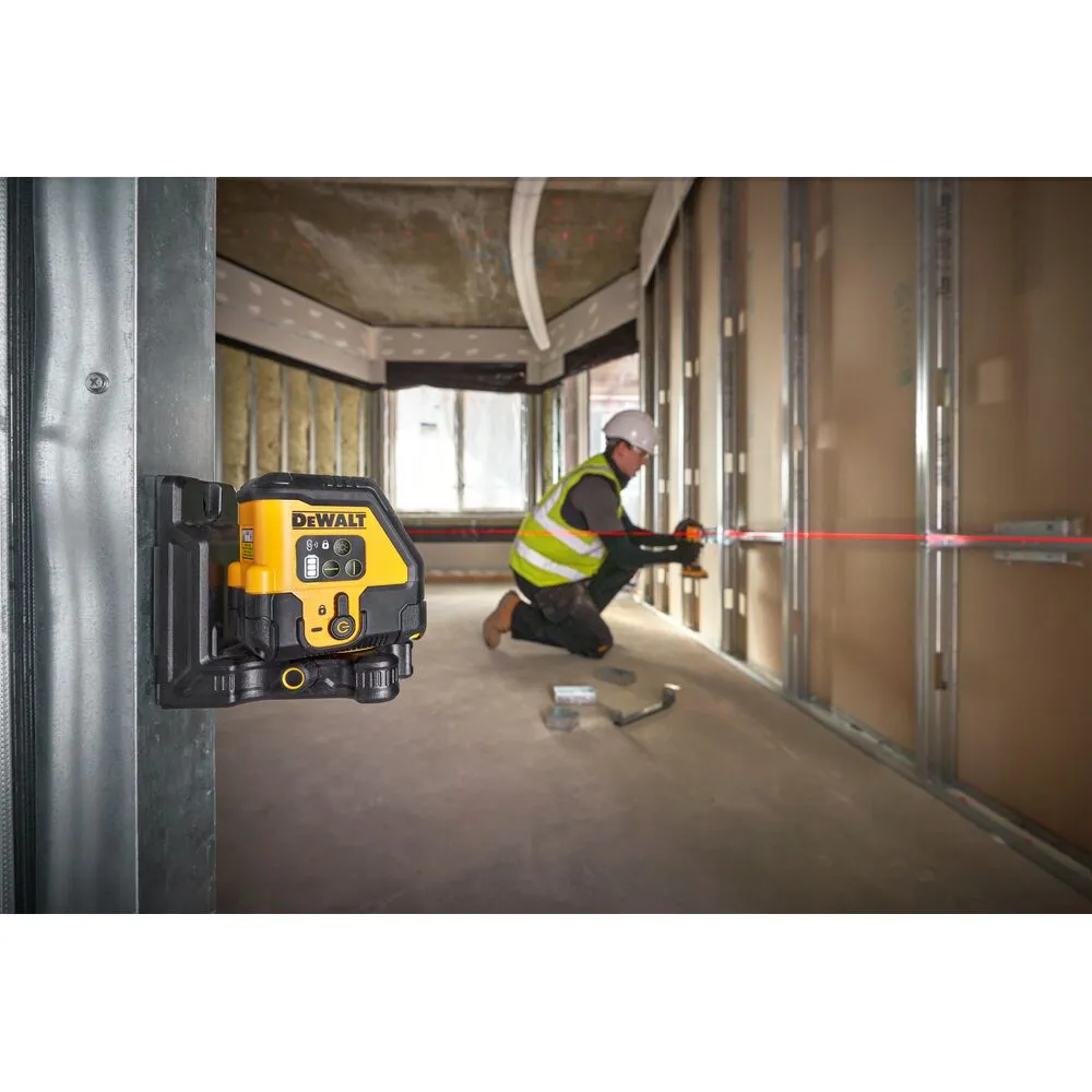 Pildil on näha DeWalt ristlaser DCLE14201RB, mida kasutab ehitusmees seina joondamiseks.