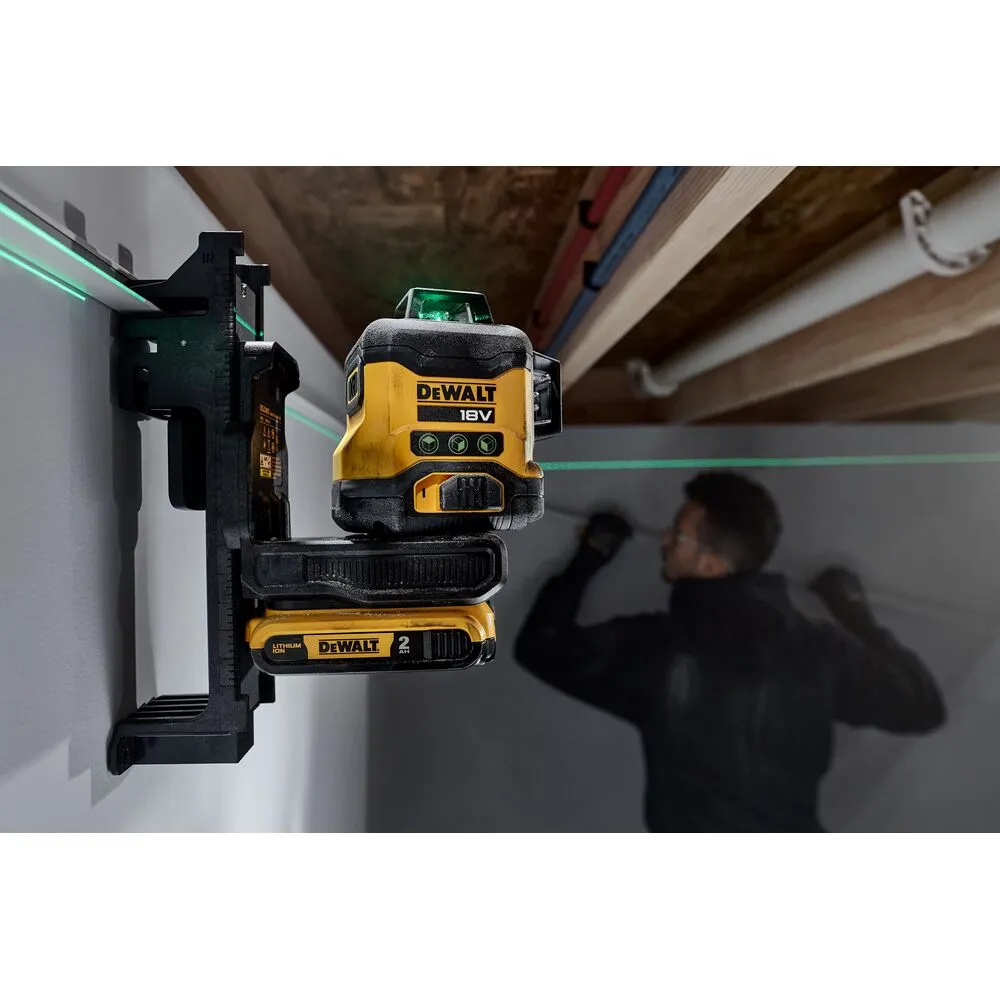 Pildil on näha DeWalt 18V akutoitel töötav ristlaser, mis on paigaldatud seinale.